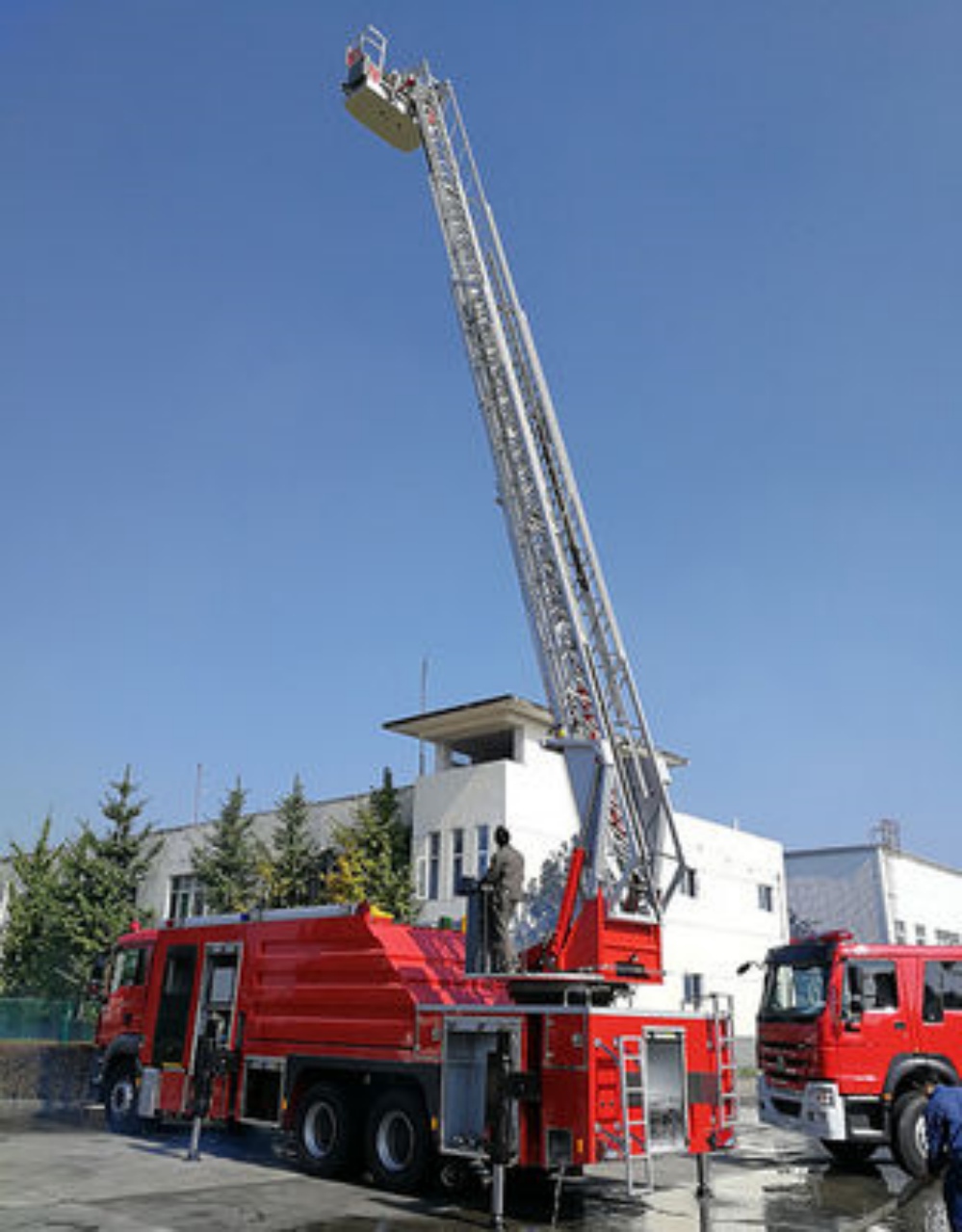 HOWO 32M Aerial Ladder Fire Fighting Truck (4)