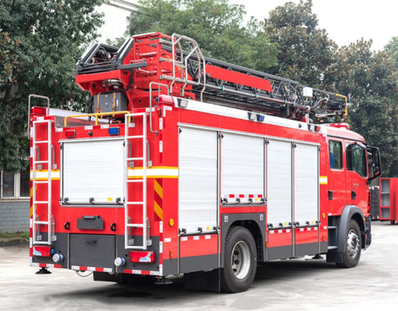 MAN 18M Aerial Ladder Fire Truck (3)