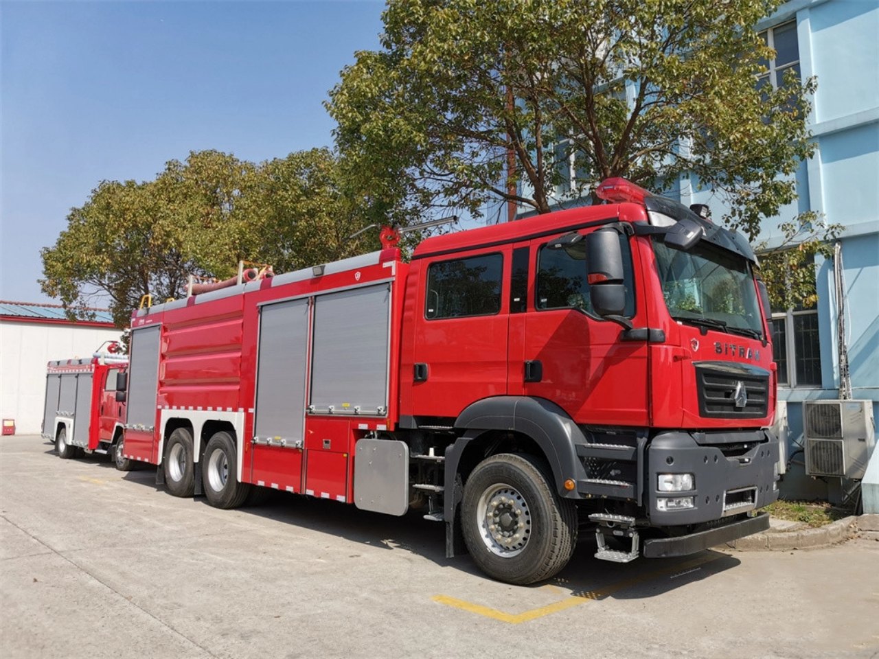 Water Foam and Dry Power Combined Fire Truck