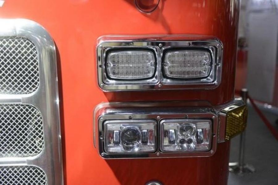 Powered by 550-Horsepower Engine The 4x2 Oshkosh Arrow XT Fire Truck! (4)