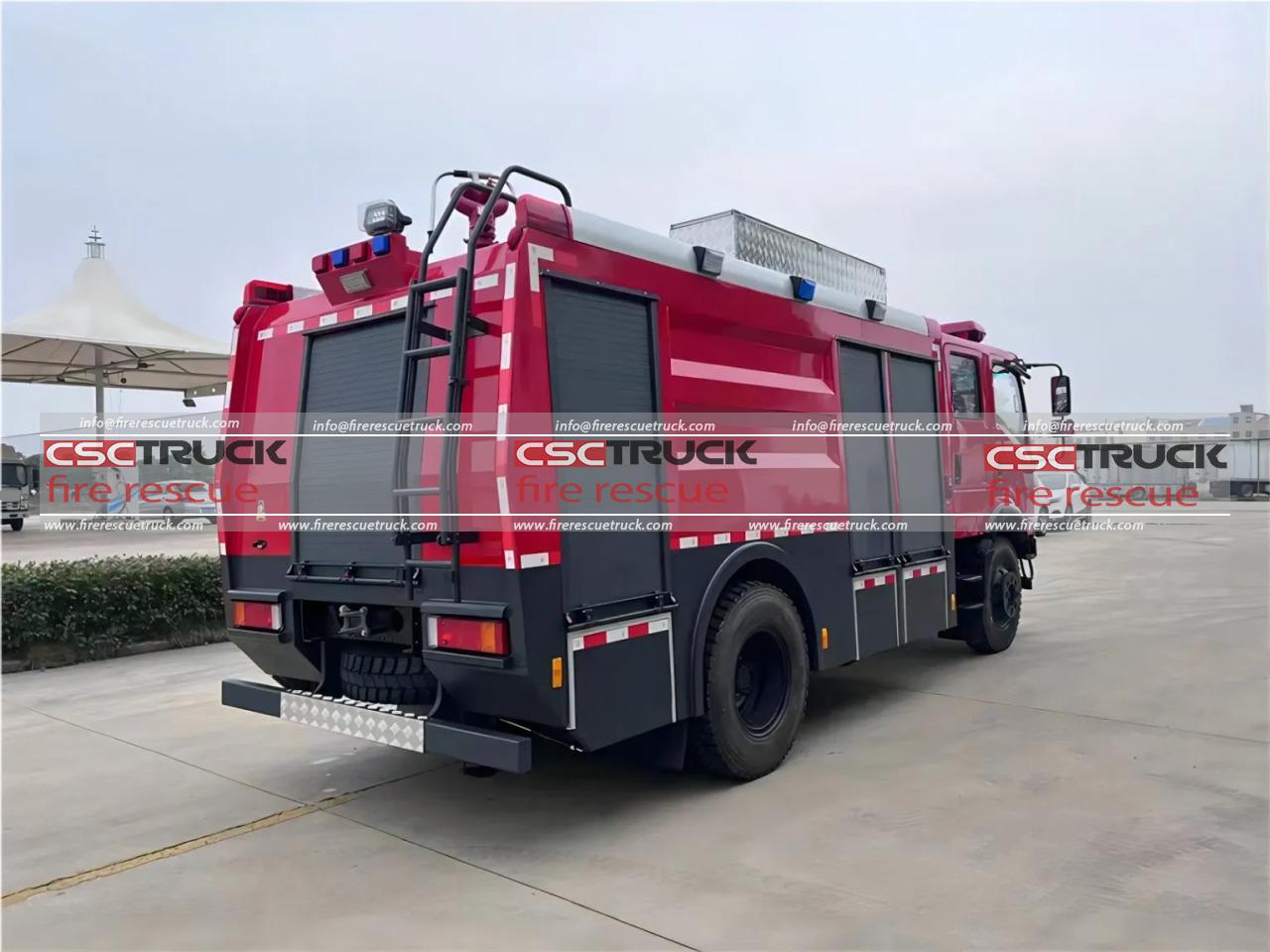 4x4 Off Road 5CBM Water Tank Fire Engine (3)